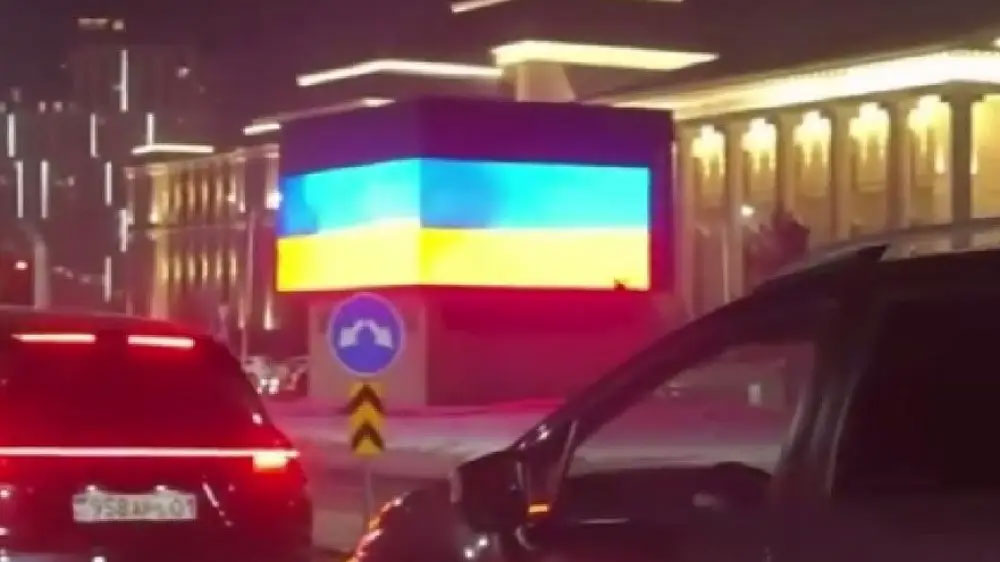 Хакеры изменили флаг на LED-экране в Астане во время визита Путина