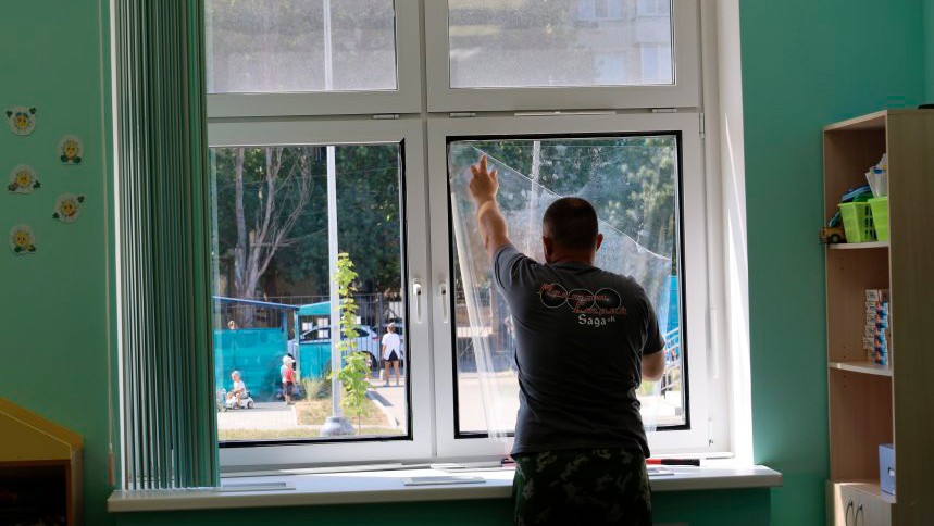 В Севастополе завершили оклейку окон детсадов и школ защитной пленкой