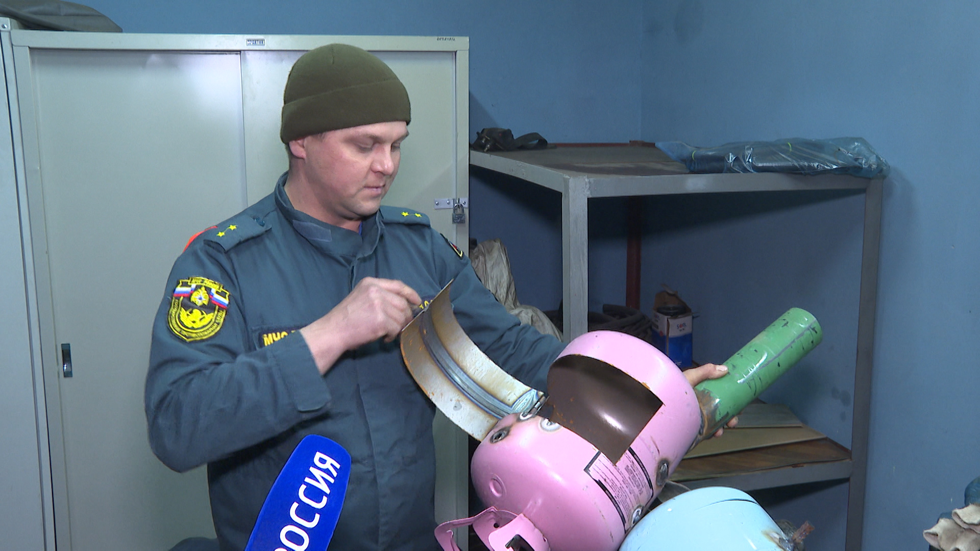 Волгоградские пожарные делают окопные печи для бойцов СВО