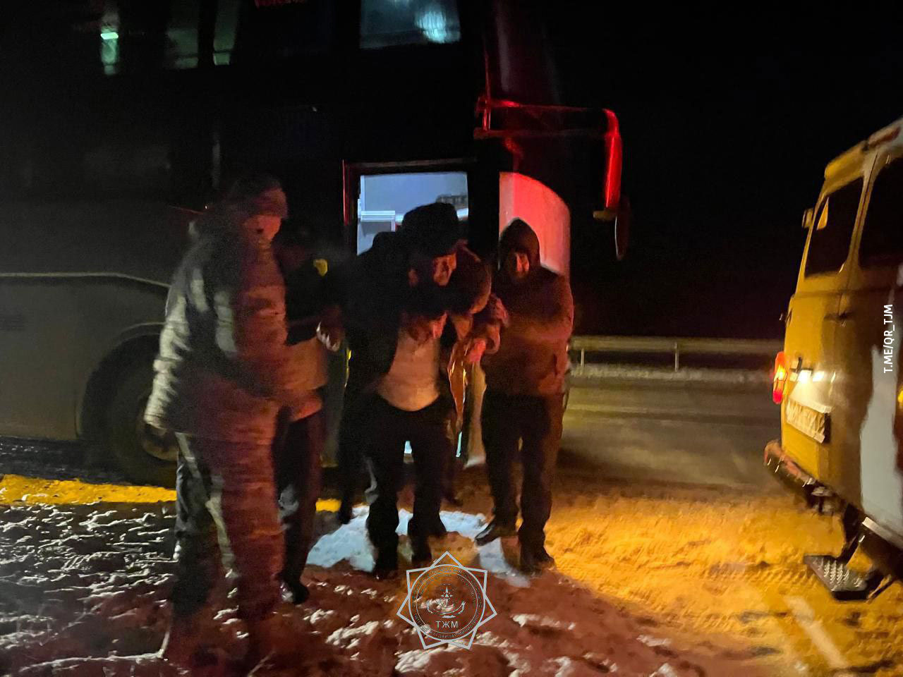 Автобус с десятками россиян сломался морозной ночью на трассе в Казахстане
