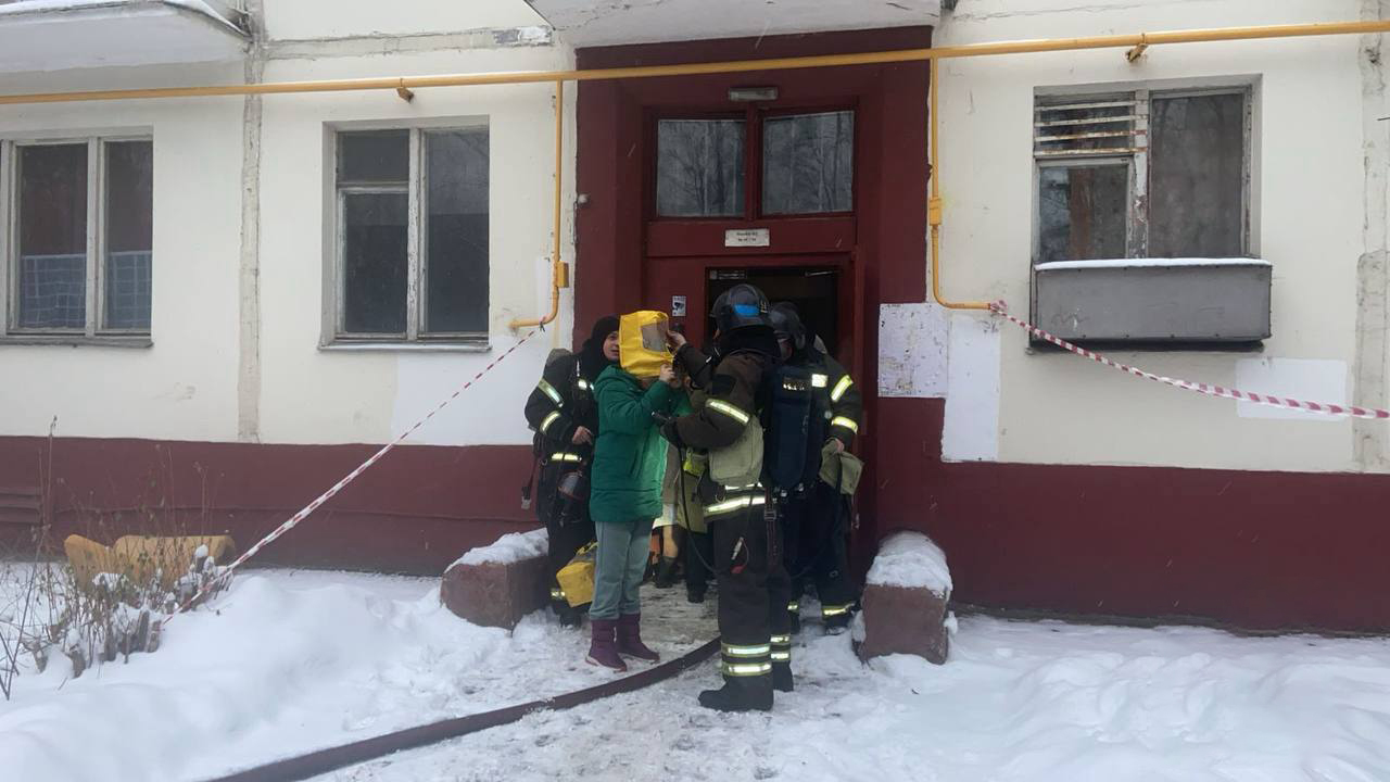 Сотрудники МЧС вывели из пожара на западе Москвы пятерых человек