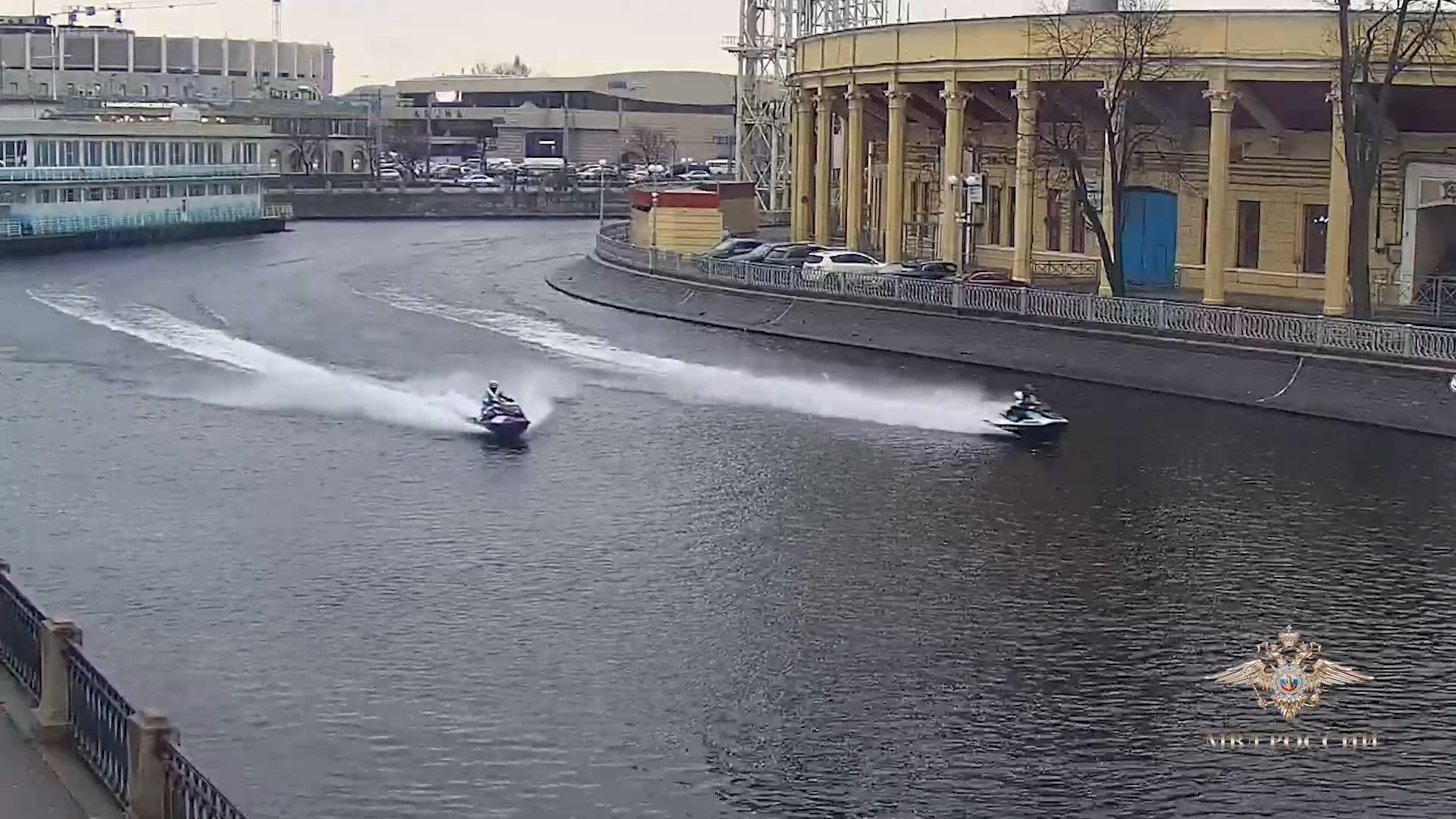 В Петербурге задержали "дедов морозов" за водные гонки по Малой Невке
