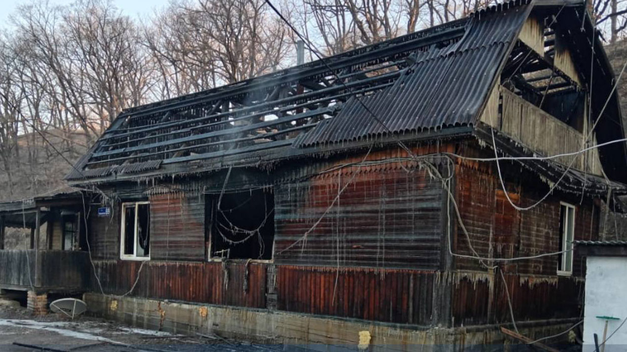 В Приморье сгорела диспетчерская службы такси, погибла 17-летняя девушка