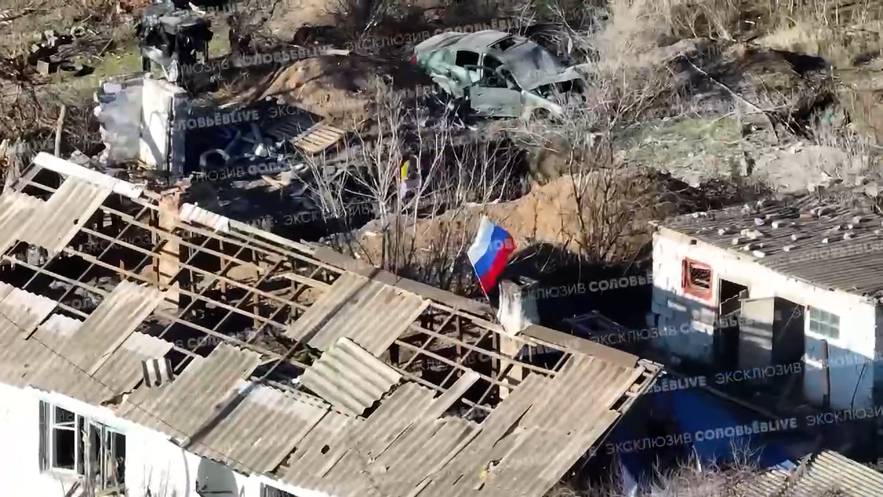 Российские штурмовики водрузили флаг РФ в Янтарном