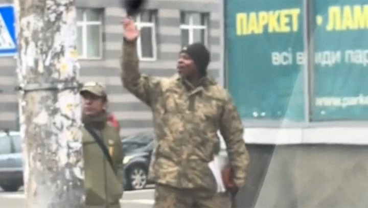 Украинские СМИ: темнокожий сотрудник ТЦК замечен в Киеве