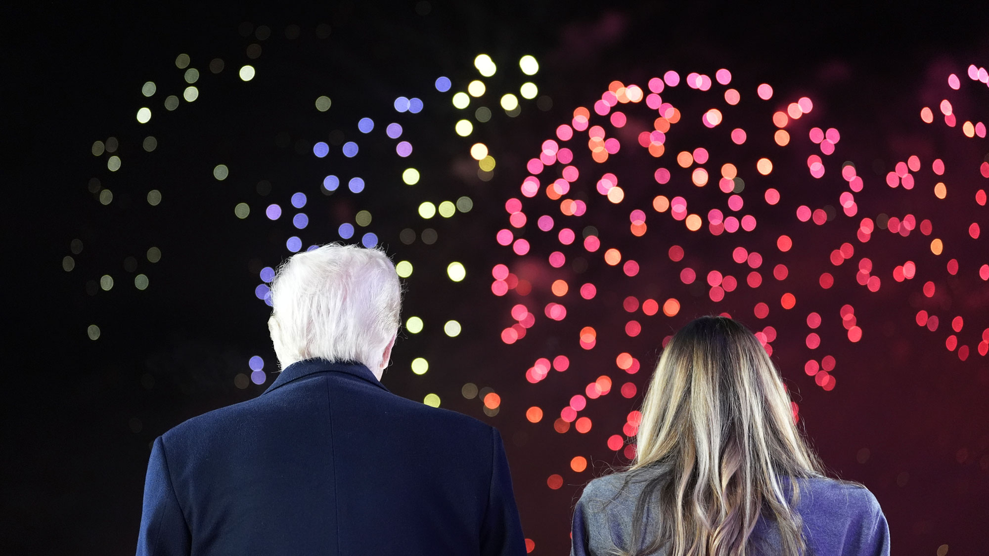 Трампа, вернувшегося в Вашингтон, встретили фейерверком и двойником Пресли