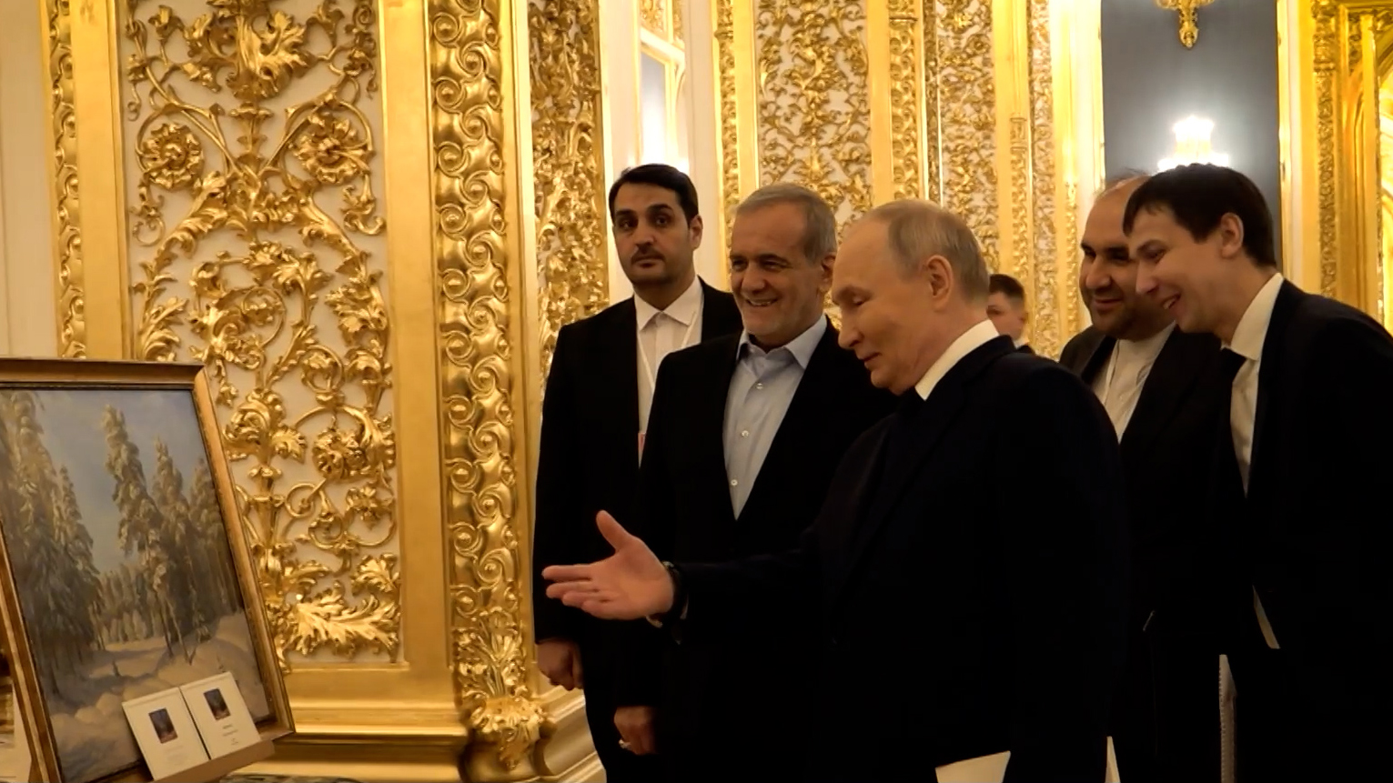 Путин подарил Пезешкиану картину с зимней Россией и самовар
