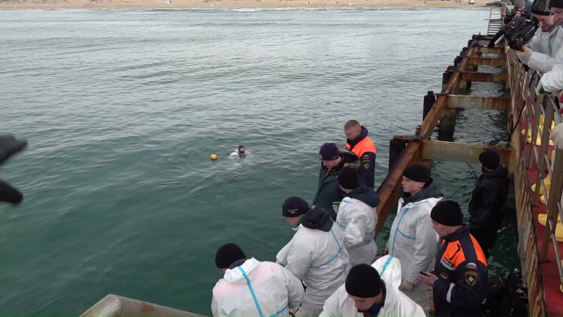 Группа водолазов МЧС опустится на дно Черного моря для ликвидации мазута