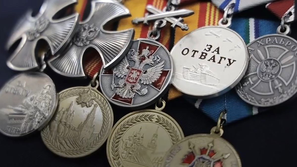 Губернатор Липецкой области Игорь Артамонов наградил задонского бойца СВО