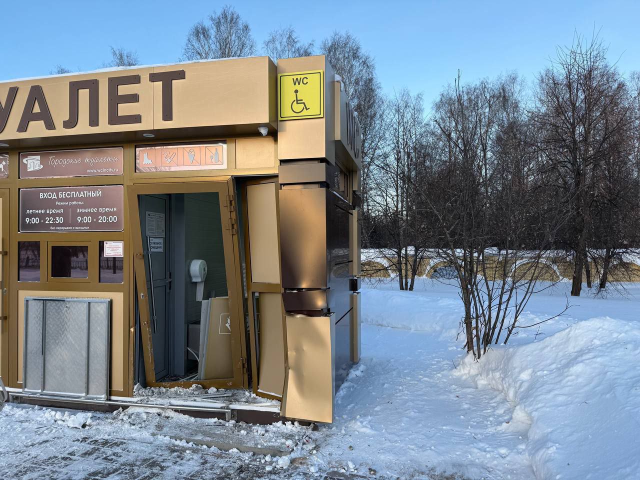 В Тобольске автомобиль въехал в здание общественного туалета