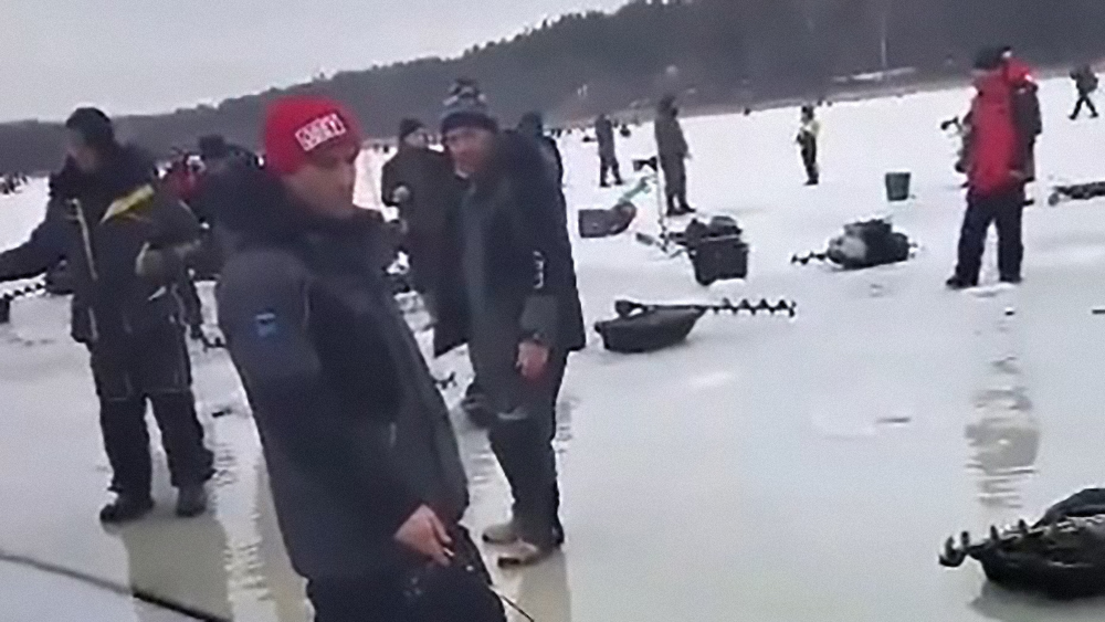 Сотни рыбаков ринулись на озеро в Карелию ловить "сбежавшую" из садков форель