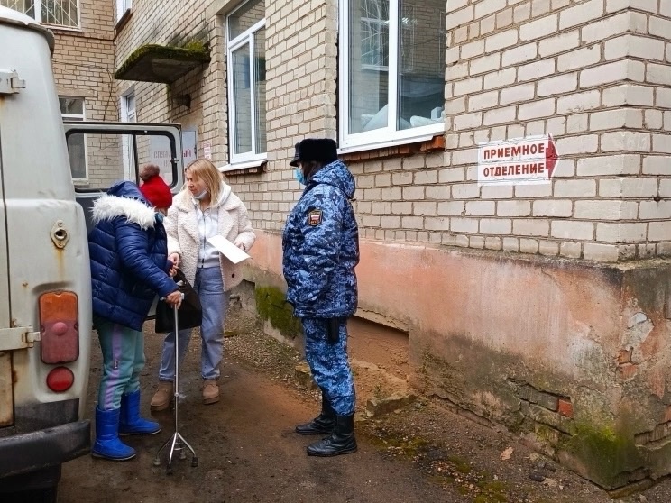 Ярославские приставы отправили в больницу женщину с туберкулезом