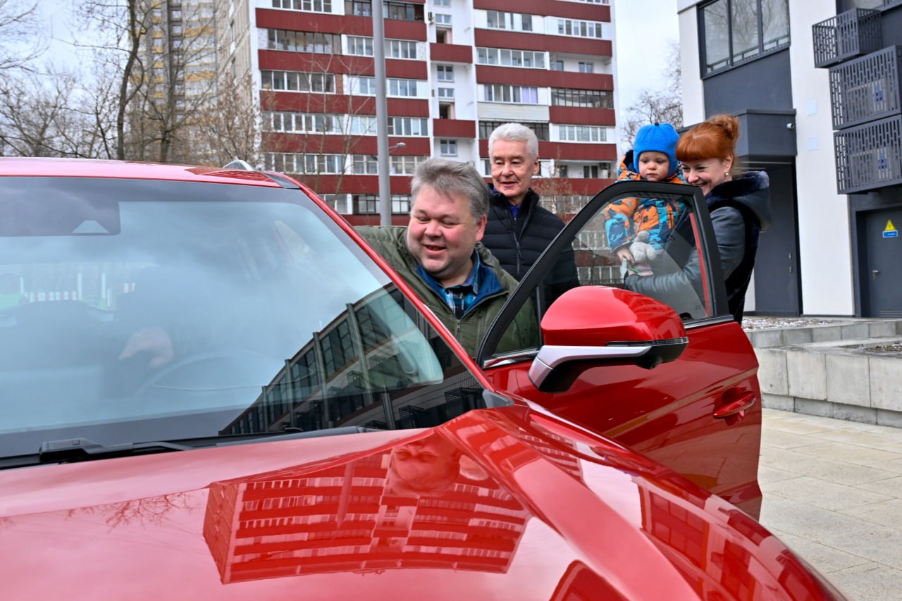 Собянин подарил машину 200-тысячному москвичу, переехавшему по реновации