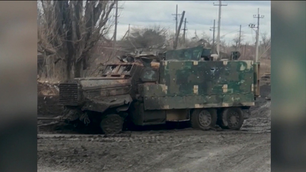 Бойцы группировки "Восток" захватили вражеский БТР Mastiff и тащили его пять часов