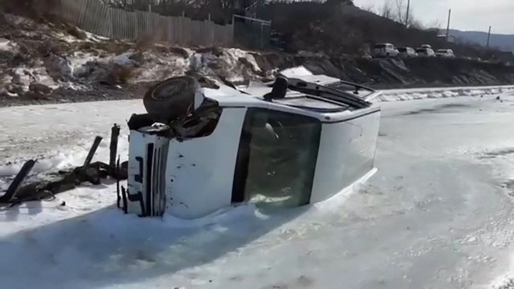 У острова Русский минивэн Honda вмерз в лед моря