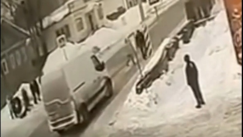 Отлетевшее от лесовоза колесо едва не убило мальчика под Архангельском