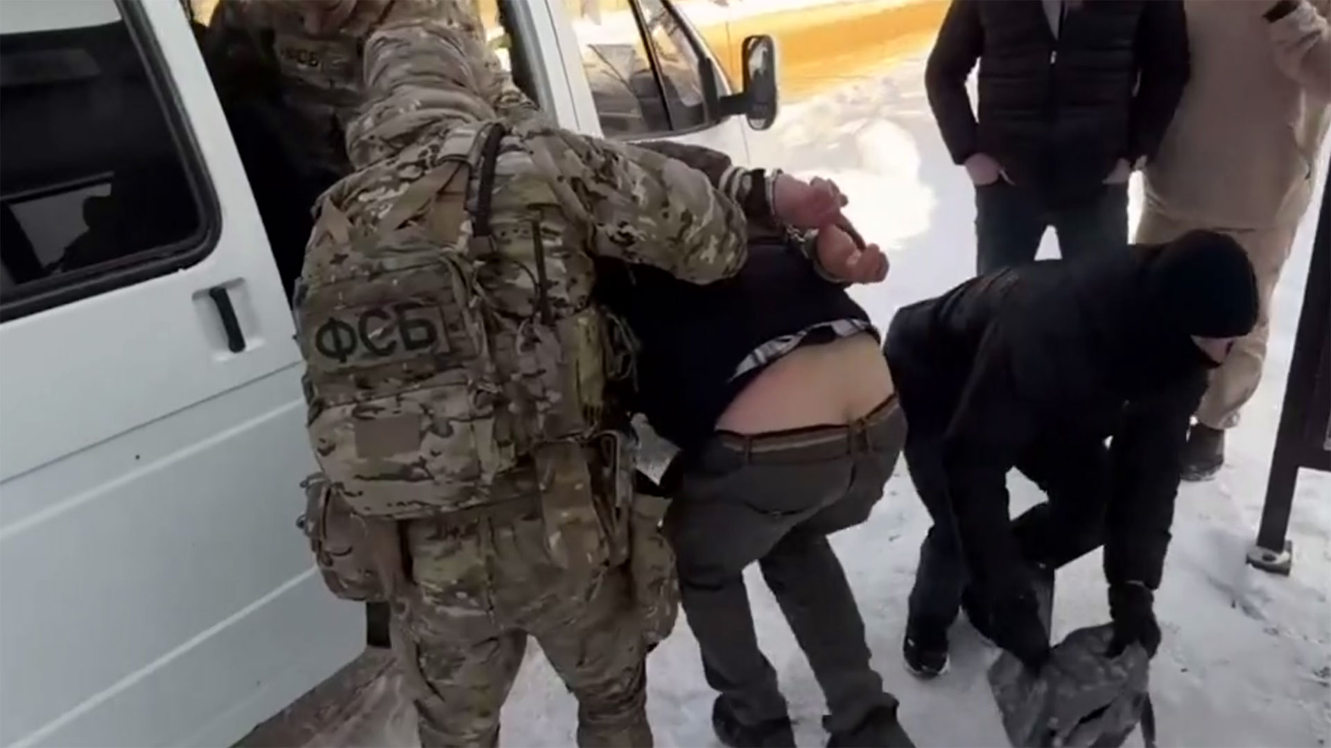 "Известия": осужденных за экстремизм запретят переводить ближе к семье