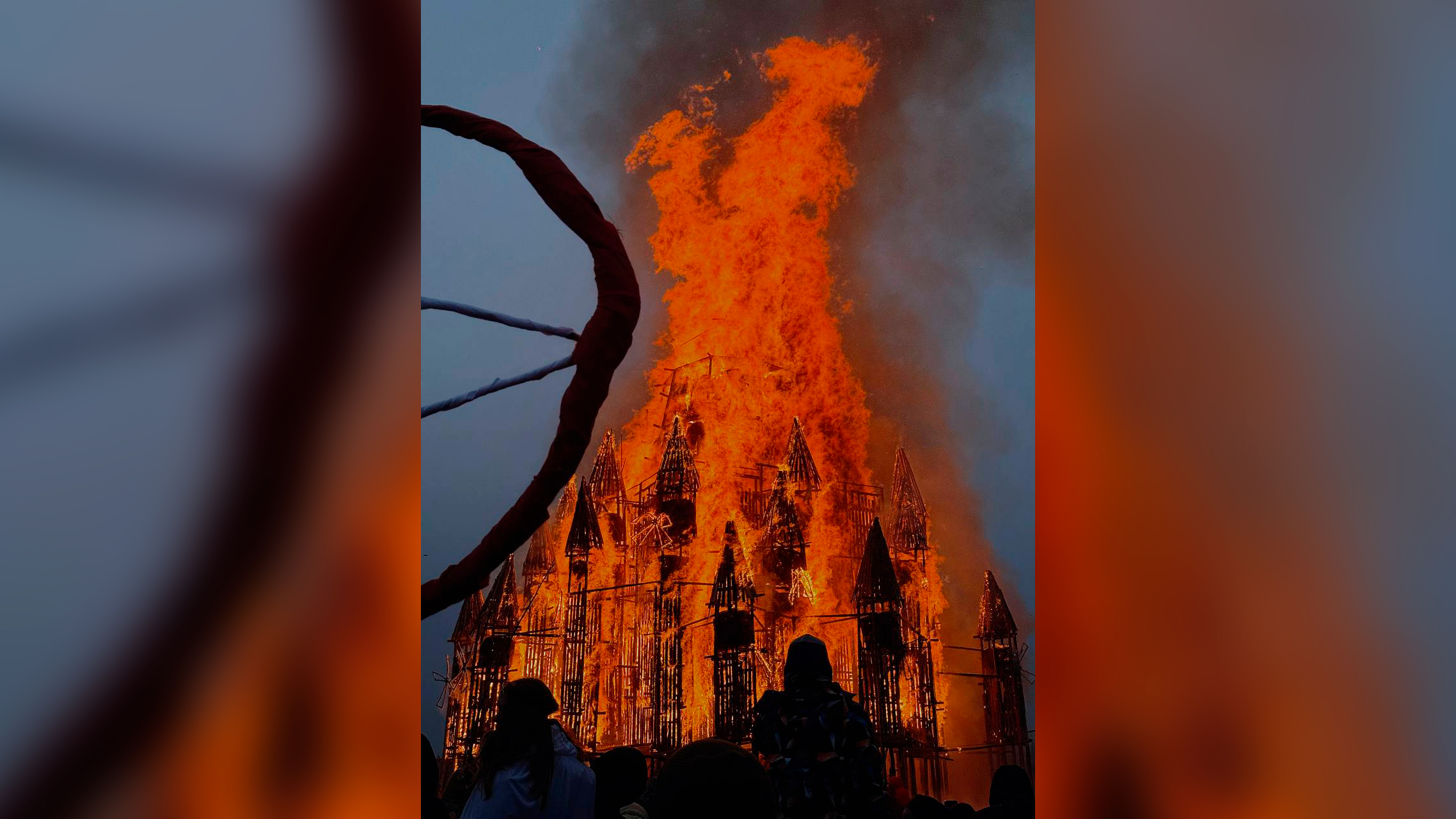 В "Никола-Ленивце" на Масленицу сожгли 26-метровый деревянный замок