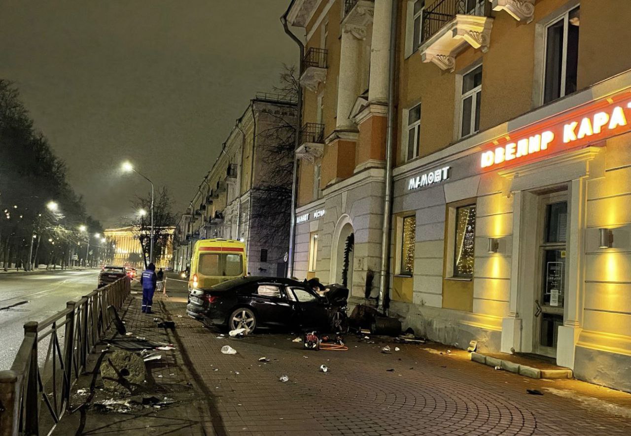 Иномарка влетела в здание в Великом Новгороде, три человека погибли