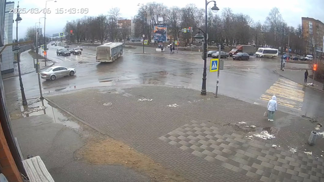 Во Владимирской области женщина выпала из автобуса на дорогу во время движения