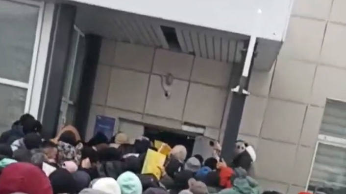 В Екатеринбурге толпа снесла дверь миграционного центра