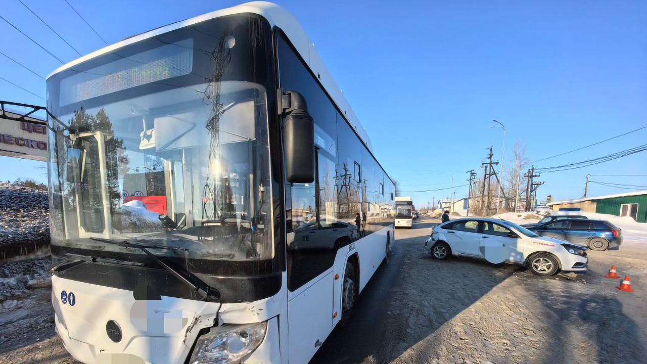 Три человека пострадали в ДТП с автобусом и учебным автомобилем в Югре