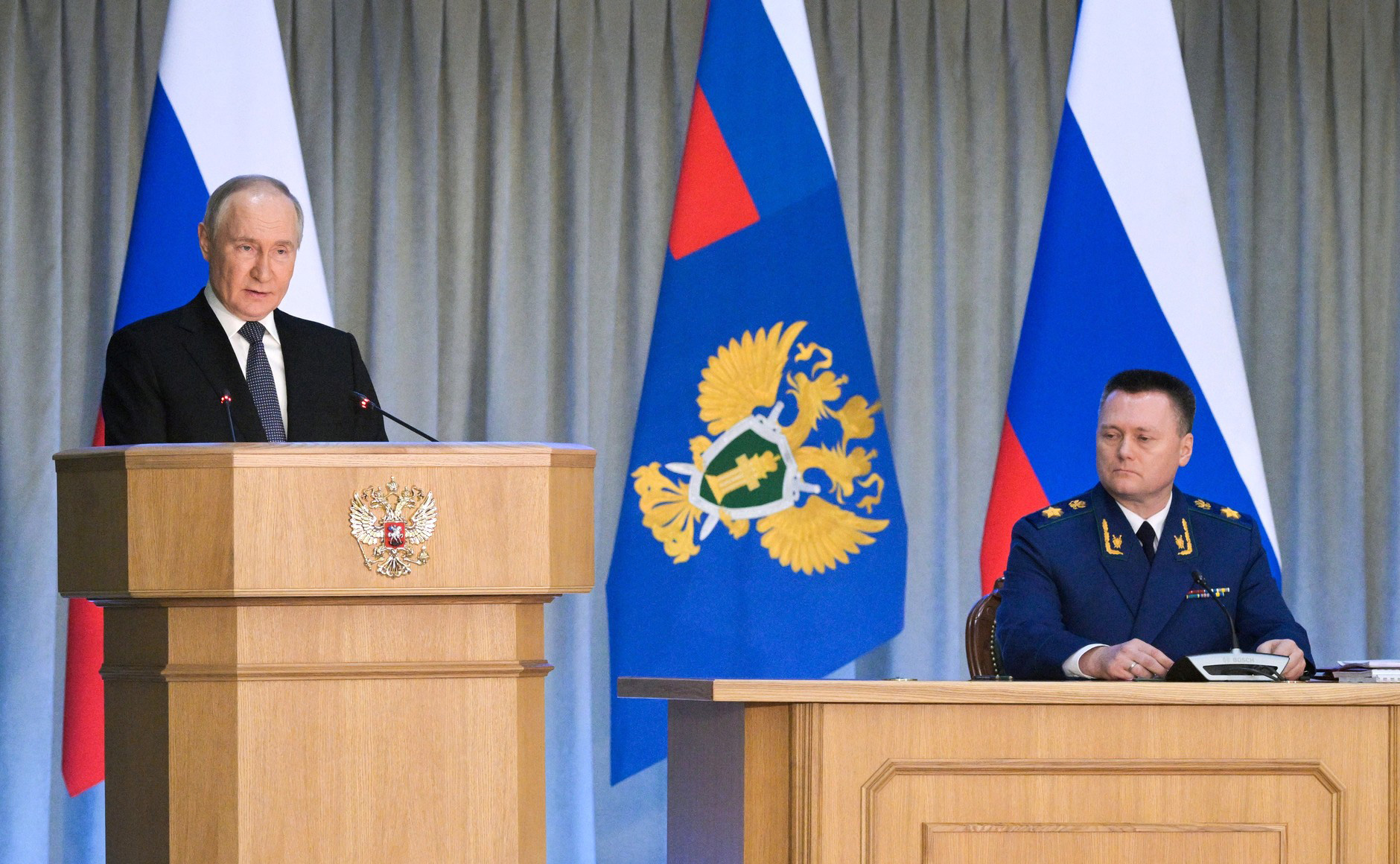 Путин пригласил Медведева присоединиться к его беседе с генпрокурором