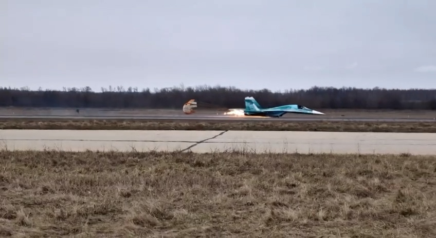 Появилось видео посадки истребителя-бомбардировщика Су-34 на "брюхо"
