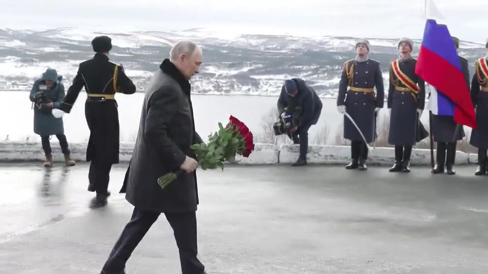 Путин возложил цветы к памятнику защитникам Заполярья в Мурманске