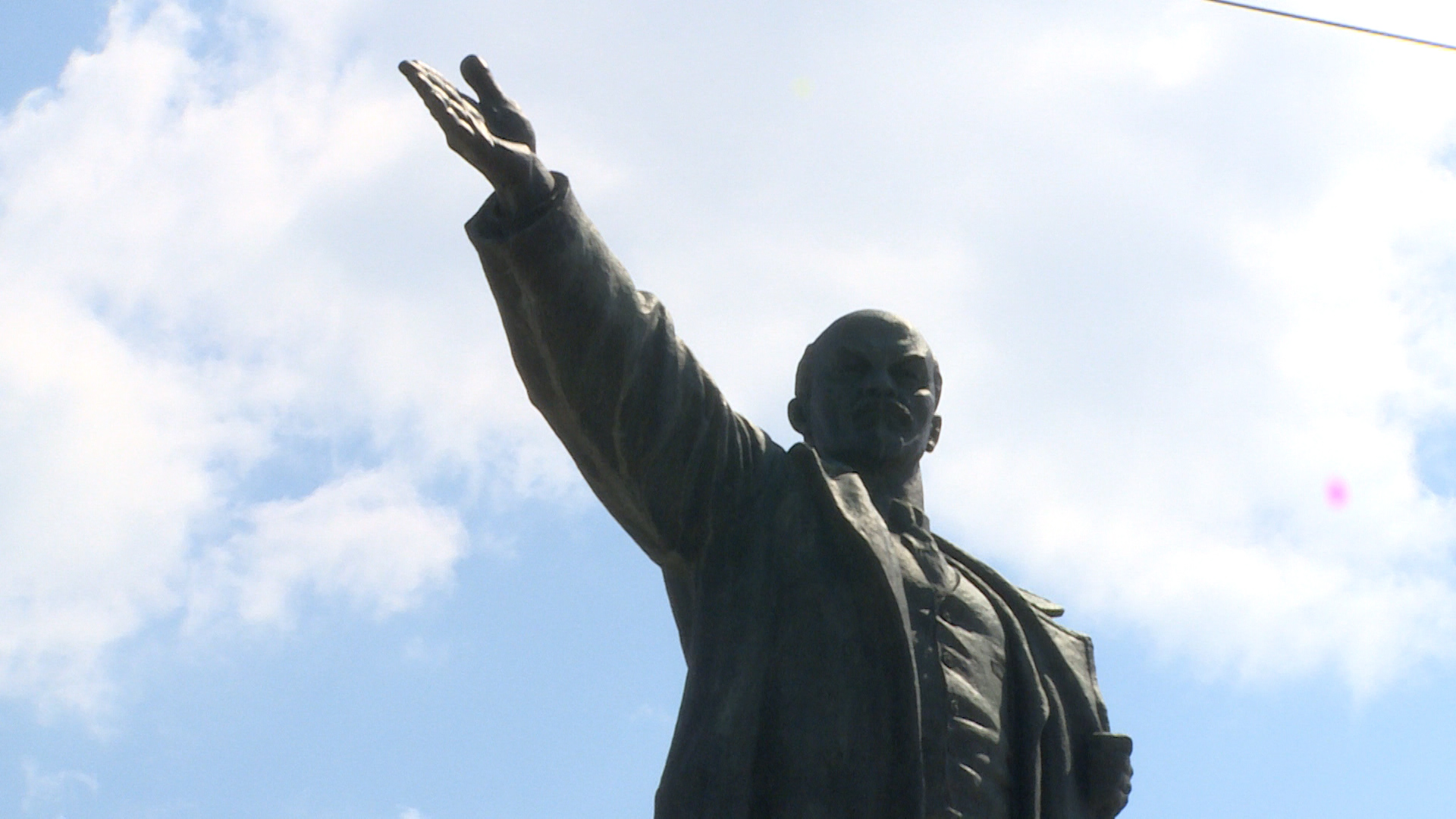 Хулиган в Туапсе разрисовал памятник Ленину
