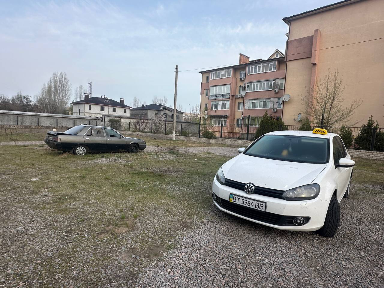 При ударах ВСУ по Новой Каховке ранены три человека, сгорели четыре машины
