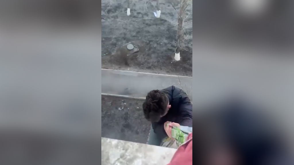 В Оренбуржье вахтовик решил сходить в магазин через окно и сорвался с 3-го этажа