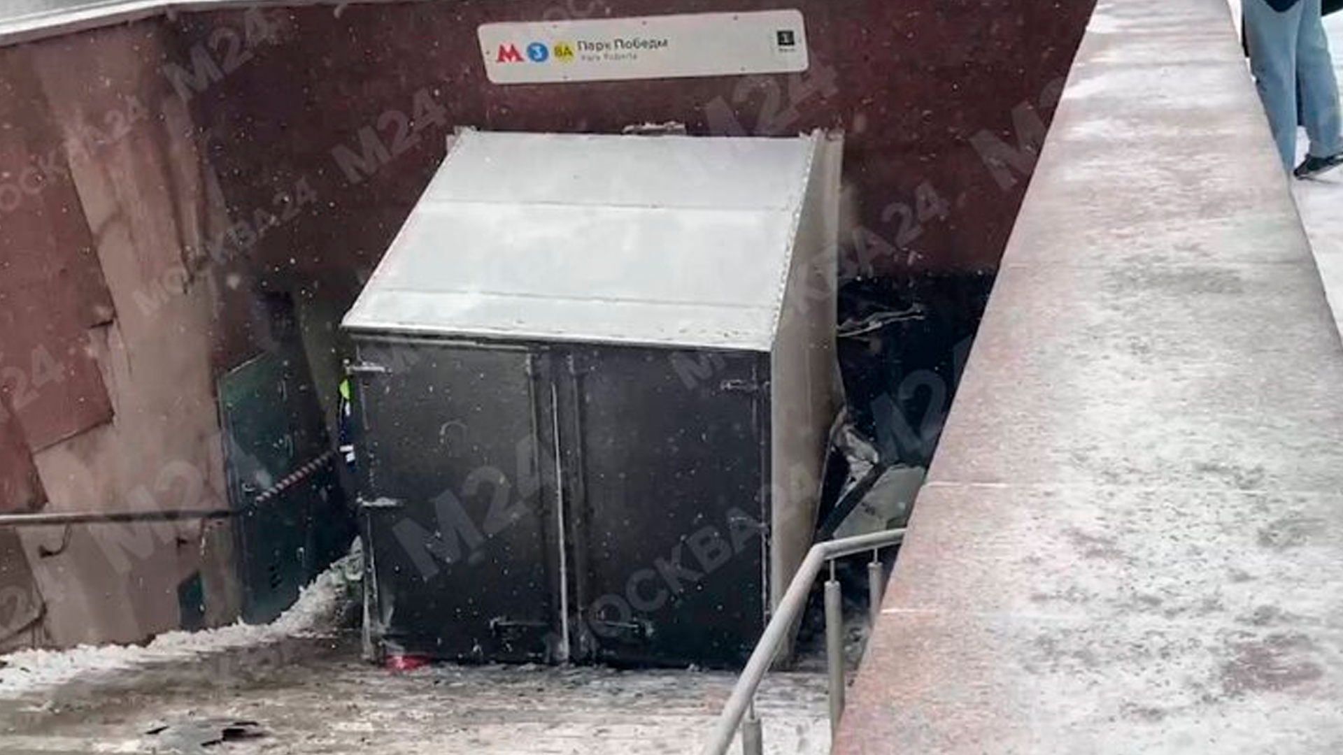 Грузовая "Газель" влетела в подземный переход станции метро в Москве