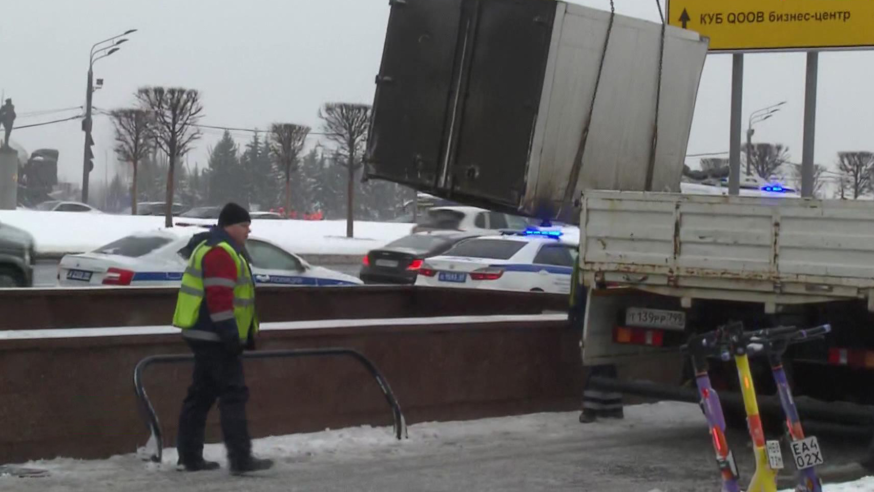 Влетевшая в подземный переход в Москве "Газель" была на летней резине