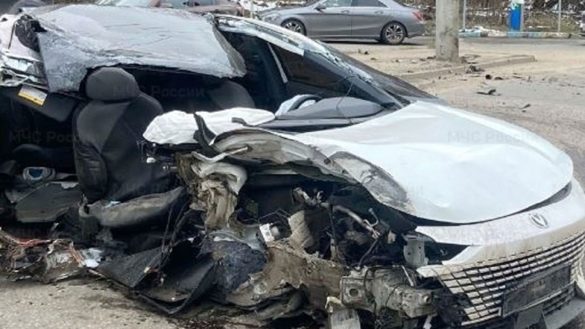 В Калуге машину разорвало пополам в результате ДТП, виновный скрылся