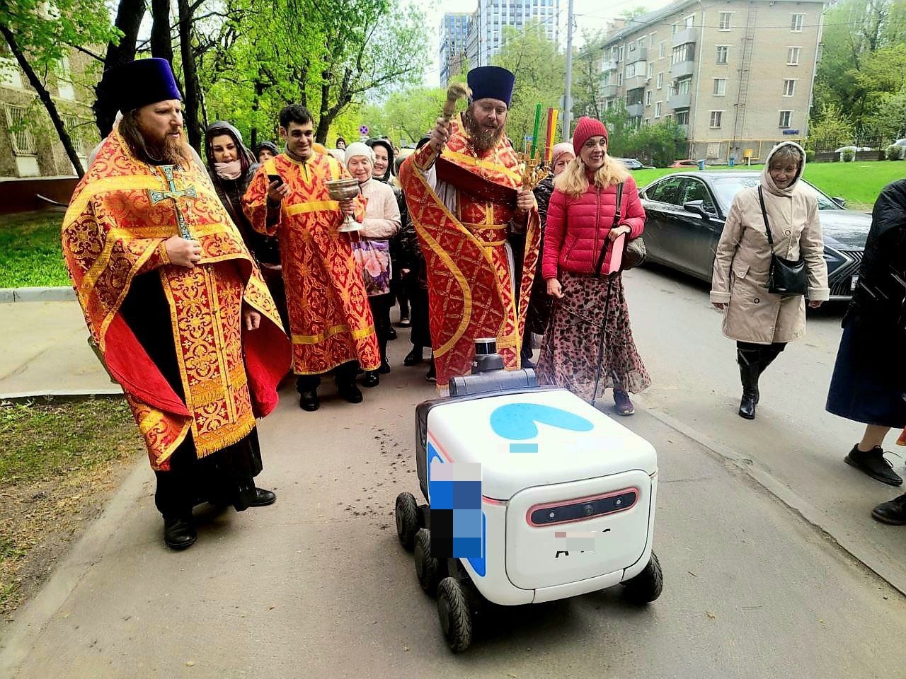 Робота-доставщика окропили святой водой во время Крестного хода в Москве