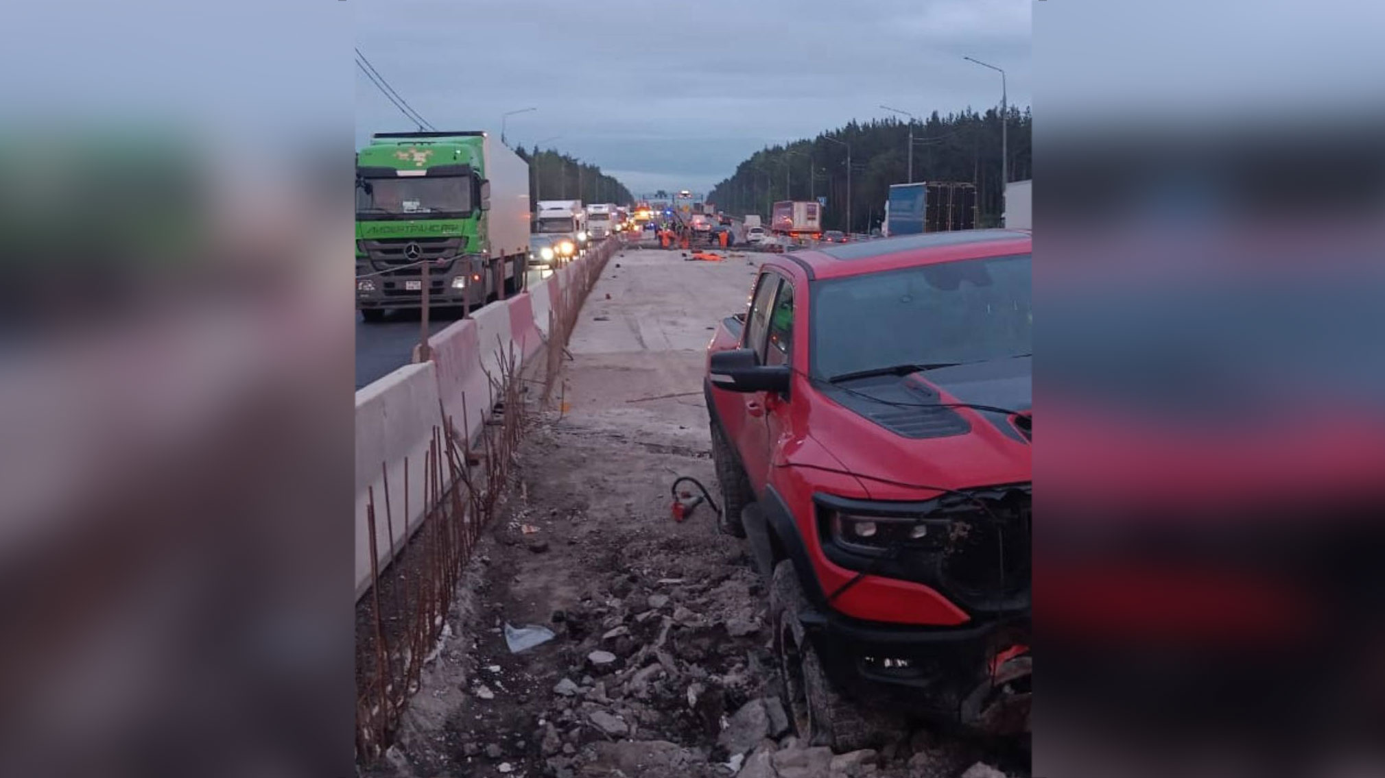 Легковушка наехала на группу дорожных рабочих под Липецком, погибли двое