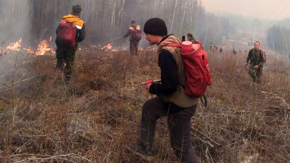 Пожарные остановили распространение огня на бурятский поселок