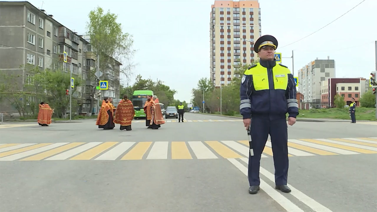 В Кургане священники освятили аварийный перекресток улиц Криволапова и Пушкина
