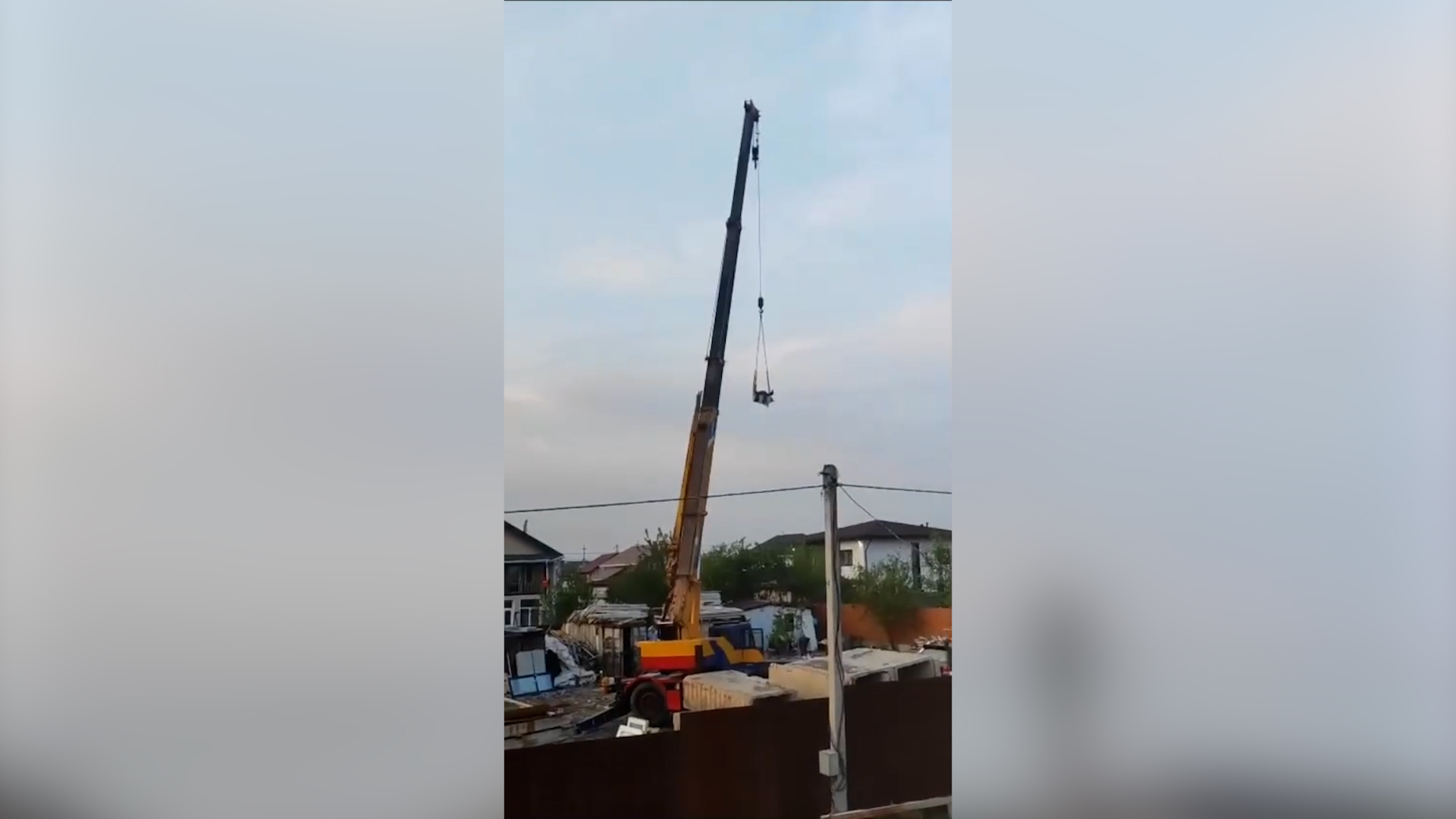 В Приморье рабочего прокатили на строительном кране, проводится проверка