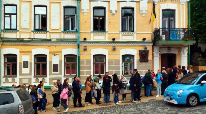 Жители Киева выстроились в очередь в музей Михаила Булгакова