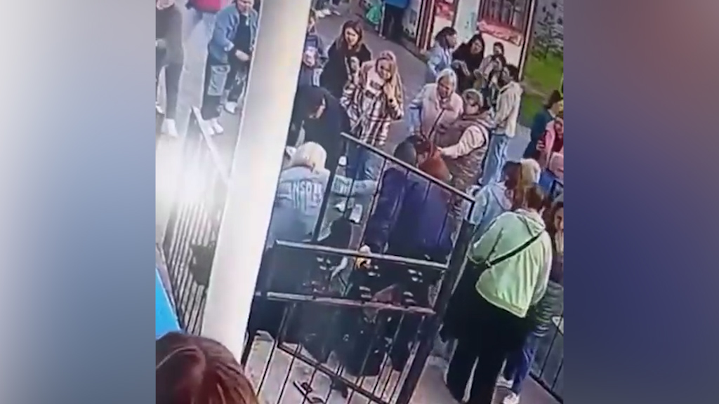 Момент падения пешеходов под землю на набережной в Сарапуле попал на камеры