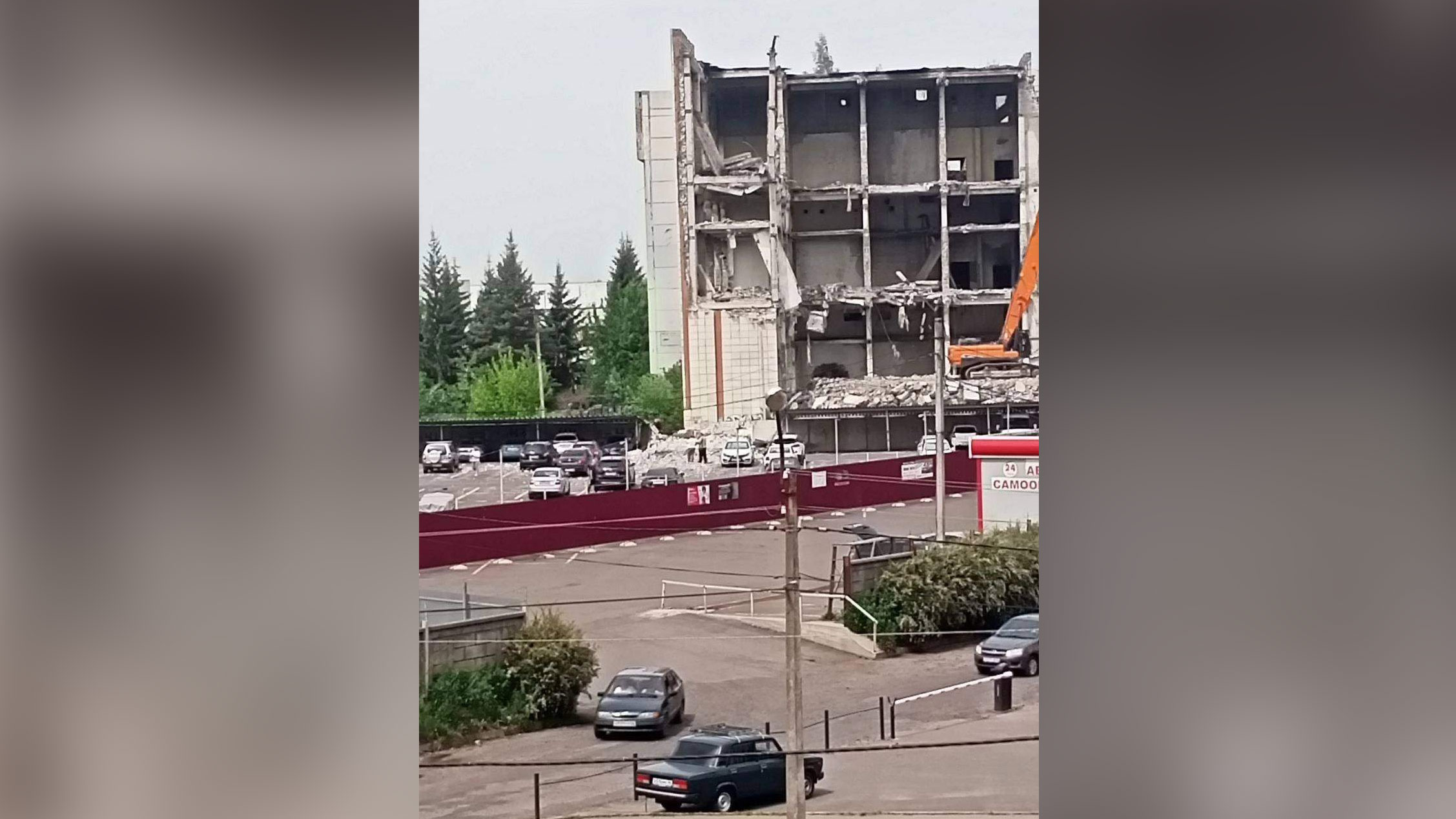 В Железногорске Курской области обломки завода "Кристалл" рухнули на автостоянку