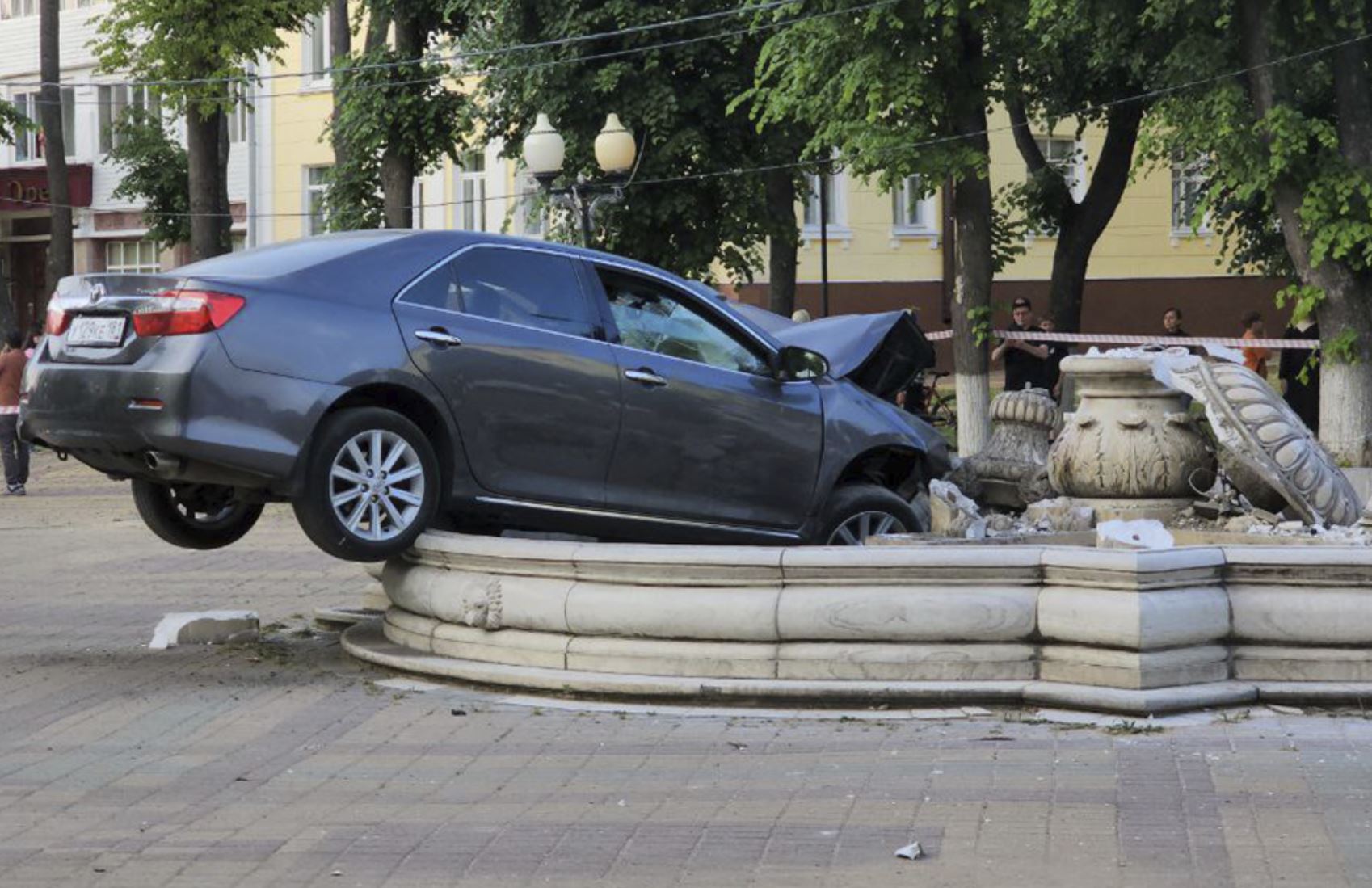 В подмосковном Ступине иномарка въехала в фонтан и разрушила его
