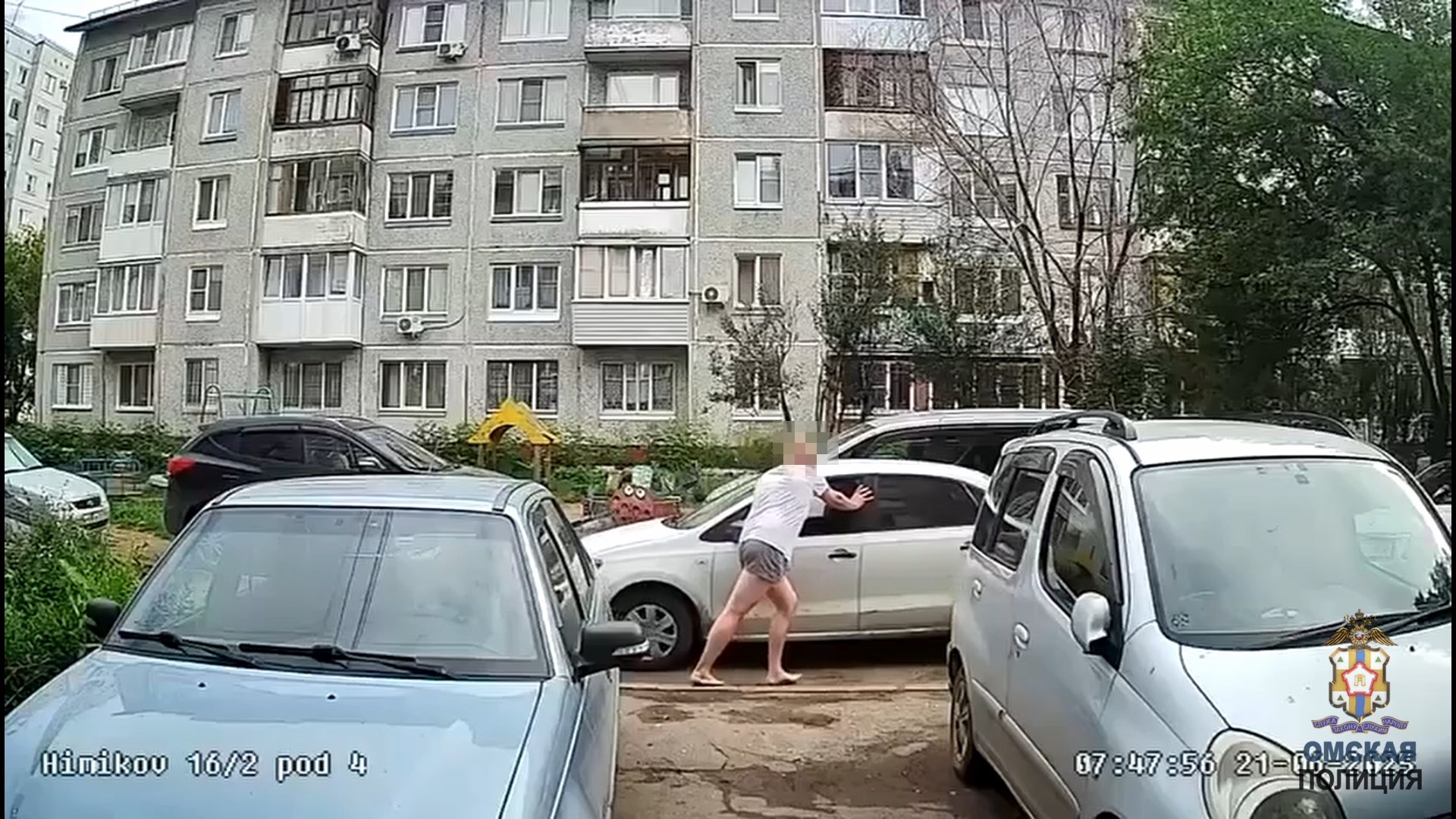 В Омске босой прохожий в трусах угнал незапертый "Фольксваген" и попал на видео