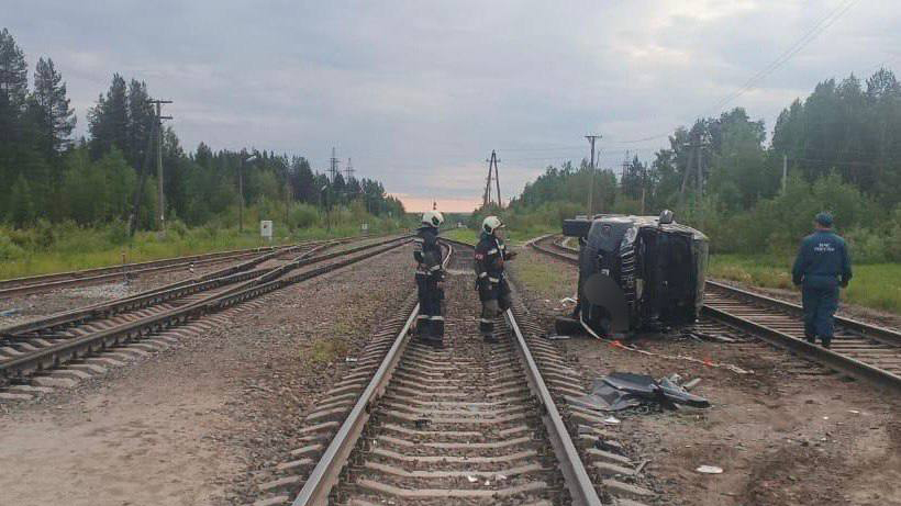 Поезд снес внедорожник на переезде в Коми