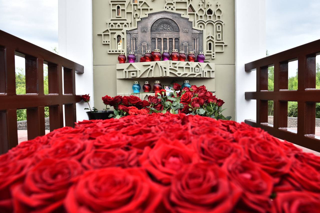 Под Ярославлем на трассе М8 открыли обелиск-часовню памяти Сергея Пускепалиса
