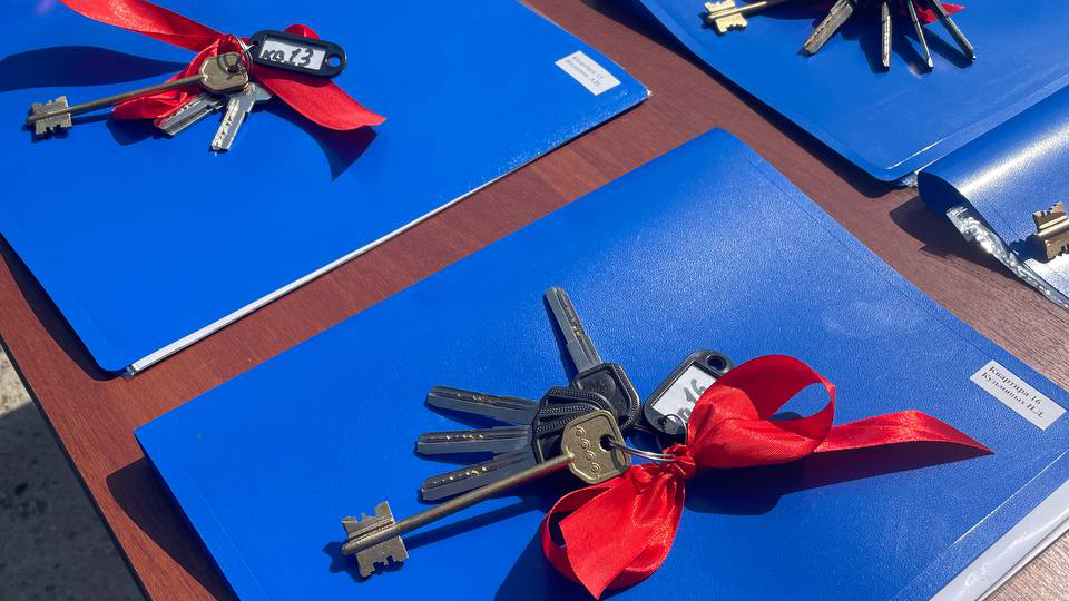 В Новосибирске дольщики 20-летнего долгостроя получили ключи от квартир