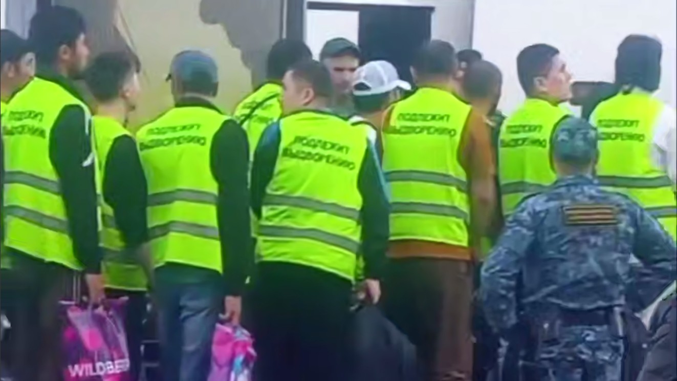 В нижегородском аэропорту начали маркировать выдворяемых мигрантов