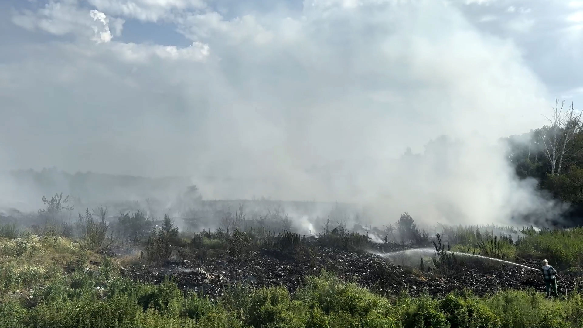 В Рыльске тушат возгорание после падения дрона ВСУ на полигон ТКО